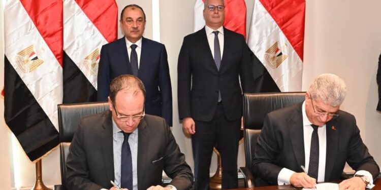 وزيرا قطاع الأعمال والبترول يشهدان توقيع عقد بين «إيجوث» و«بتروجت» لإعادة تأهيل وتشغيل فندق «جيت بيتش» بالعين السخنة