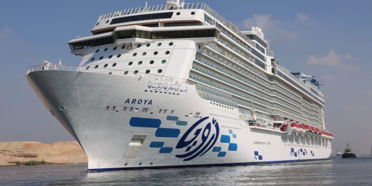 قناة السويس تشهد عبور السفينة السياحية العملاقة AROYA وعلى متنها 2300 سائح