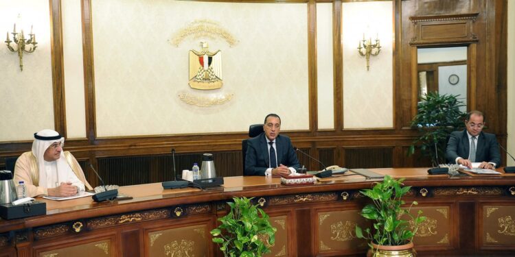 رئيس الوزراء يناقش مع وزير الدولة السعودي حزمة استثمارات سعودية في مصر