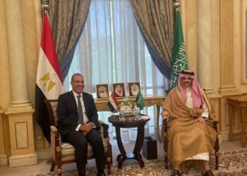 وزير الخارجية يجري مباحثات مع نظيره السعودي لتعزيز التعاون الثنائي وبحث التطورات الإقليمية