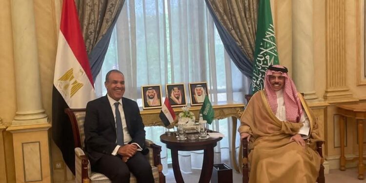 وزير الخارجية يجري مباحثات مع نظيره السعودي لتعزيز التعاون الثنائي وبحث التطورات الإقليمية