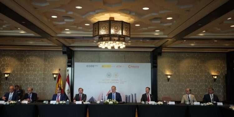 ملك إسبانيا يترأس لقاء خاص مع عدد من رجال الأعمال لتعزيز دور القطاع الخاص بحضور وزير الاستثمار 