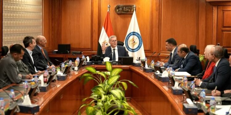 وزير البترول يلتقي نائب رئيس شركة إكس كاليبر الأسبانية المتخصصة في المسح الجيوفيزيائي للإمكانات التعدينية