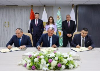 وزيرا التنمية المحلية والزراعة ومحافظ الوادي الجديد يشهدون توقيع بروتوكول لإنشاء أول مركز متكامل لإنتاج الحرير الطبيعي بمدينة الخارجة