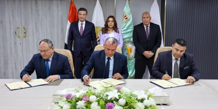 وزيرا التنمية المحلية والزراعة ومحافظ الوادي الجديد يشهدون توقيع بروتوكول لإنشاء أول مركز متكامل لإنتاج الحرير الطبيعي بمدينة الخارجة