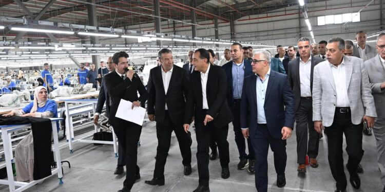 باستثمارات قدرها 40 مليون دولار: «الوزراء» يفتتح مصنع «إروجلو جارمنت» التركي للملابس الجاهزة بمنطقة القنطرة غرب الصناعية.. ويتفقد أعمال البنية التحتية بالمنطقة