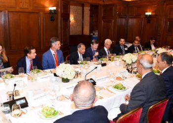 وزير الخارجية يلتقي قيادات غرفة التجارة الأمريكية