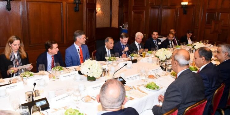 وزير الخارجية يلتقي قيادات غرفة التجارة الأمريكية