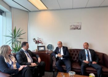 وزير الطيران المدني يبحث مع وفد هيئة الطيران المدني اليونانية HCAA سُبل تعزيز التعاون في مشروعات السلامة والاستدامة