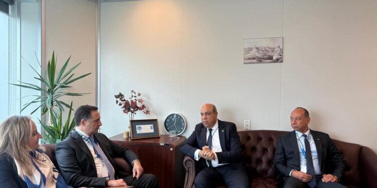 وزير الطيران المدني يبحث مع وفد هيئة الطيران المدني اليونانية HCAA سُبل تعزيز التعاون في مشروعات السلامة والاستدامة