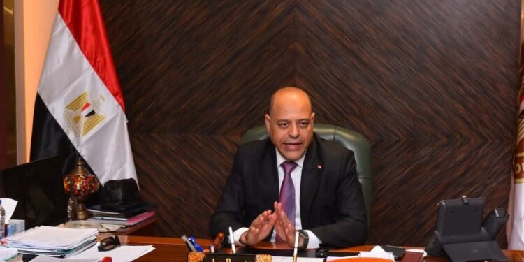 حماية ودعم جديد لعمالة غير منتظمة.. وزير العمل يعتمد صرف 800 ألف جنيه رعاية صحية وإعانات حوادث لـ 217 عاملاً في 6 محافظات