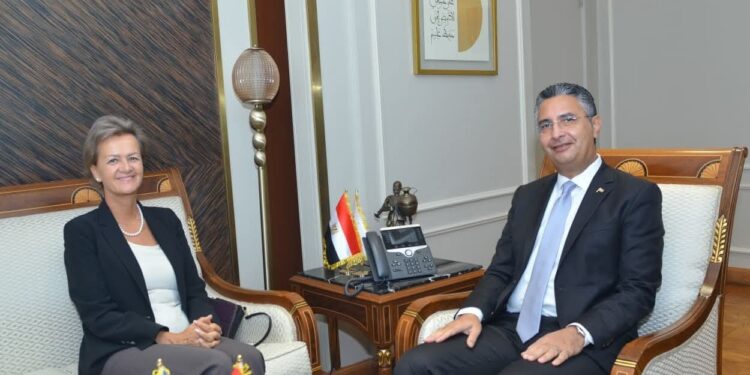وزير التموين يبحث مع سفيرة الاتحاد الأوروبي بالقاهرة تعزيز التعاون في مجالات الأمن الغذائي والتجارة الداخلية