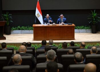 رئيس الوزراء يعقد اجتماعًا موسعاً مع رؤساء أجهزة المدن الجديدة