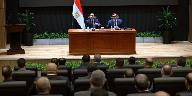 رئيس الوزراء يعقد اجتماعًا موسعاً مع رؤساء أجهزة المدن الجديدة