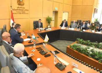 وزير الإسكان يلتقي عددا من كبار المطورين العقاريين لاستعراض الاستراتيجية الوطنية للعمران الأخضر وإجراءات إنشاء منصة تصدير العقار المصري