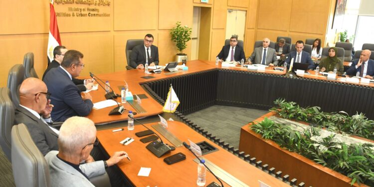 وزير الإسكان يلتقي عددا من كبار المطورين العقاريين لاستعراض الاستراتيجية الوطنية للعمران الأخضر وإجراءات إنشاء منصة تصدير العقار المصري