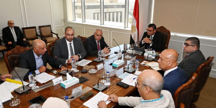 وزير الإسكان يعقد اجتماعاً مع ممثلي شركة أوراسكوم لمتابعة الموقف التنفيذي لعدد من المشروعات
