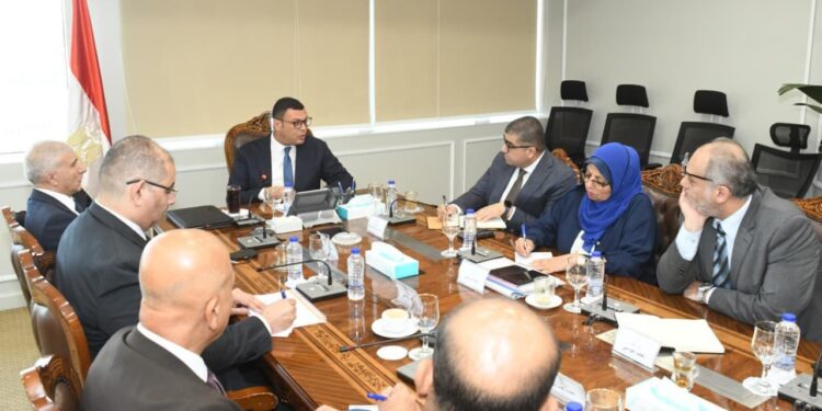 وزير الإسكان يعقد اجتماعاً لمتابعة سير العمل بقطاعات هيئة المجتمعات العمرانية الجديدة