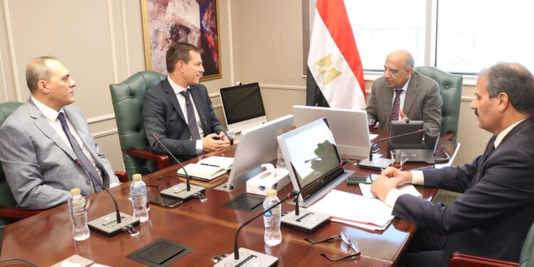 وزير الكهرباء يبحث مع شركة شنايدر إليكتريك مستجدات تنفيذ مبادرة تحسين كفاءة استخدام الطاقة فى المصانع