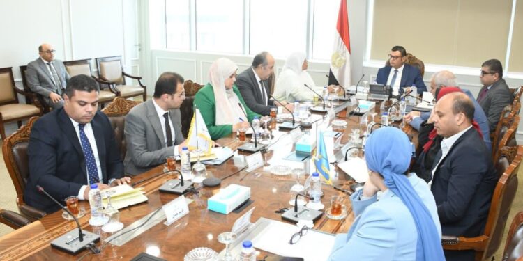 وزير الإسكان يتابع الاشتراطات والضوابط والمعايير الخاصة بالإعلانات على الطرق العامة والمحاور وتعظيم الاستفادة منها