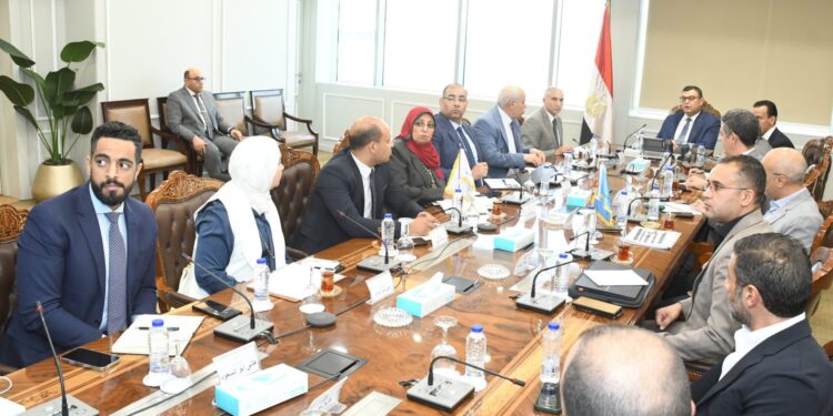 وزير الإسكان يعقد اجتماعا مع مسئولي الشركة السعودية المصرية لبحث عدد من الفرص الاستثمارية