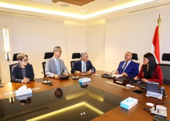 وزير الصناعة يشهد توقيع مذكرة تفاهم بين وزيرة التخطيط وسفير كوريا الجنوبية لمشروع تطوير تكنولوجيا صيانة السيارات الخضراء في 4 مراكز 