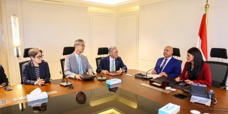 وزير الصناعة يشهد توقيع مذكرة تفاهم بين وزيرة التخطيط وسفير كوريا الجنوبية لمشروع تطوير تكنولوجيا صيانة السيارات الخضراء في 4 مراكز 