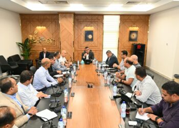 بمقر جهاز مدينة العلمين الجديدة: وزير الإسكان يعقد اجتماعا لمتابعة مشروعات مدينة العلمين الجديدة و مارينا