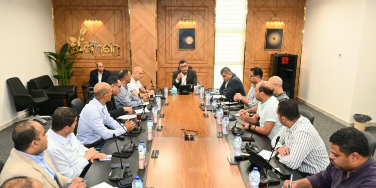بمقر جهاز مدينة العلمين الجديدة: وزير الإسكان يعقد اجتماعا لمتابعة مشروعات مدينة العلمين الجديدة و مارينا