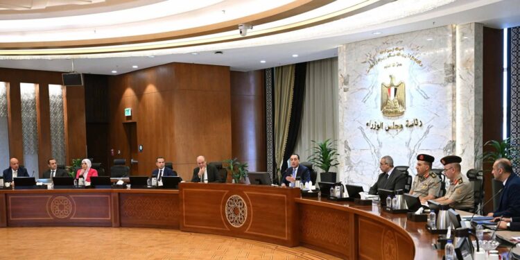 رئيس الوزراء يُتابع موقف مشروعات تطوير البُنى التحتية وأنظمة التأمين بالمطارات المصرية