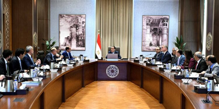 رئيس الوزراء يستعرض جهود تجهيز الشركات الحكومية للطرح وسُبل تنشيط البورصة المصرية