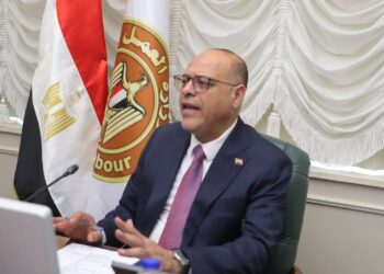 وزير العمل يُصدر قرارًا وزاريًا يُوضح ضوابط وآليات تحرير «عقود العمل» طبقًا «للقانون الجديد»