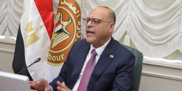 وزير العمل يُصدر قرارًا وزاريًا يُوضح ضوابط وآليات تحرير «عقود العمل» طبقًا «للقانون الجديد»