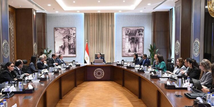 رئيس الوزراء يتابع جهود لجنة إدارة الدين العام الخارجي وتنظيم الاقتراض