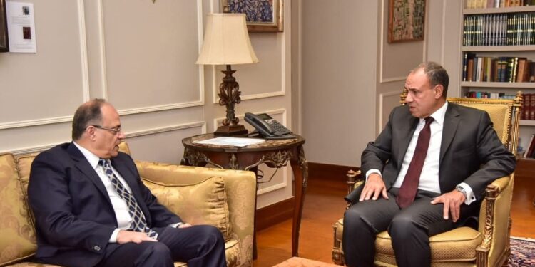 رئيس هيئة الدواء المصرية يعقد اجتماعاً مع وزير الخارجية لبحث التعاون الدولي في قطاع الدواء