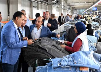 رئيس الوزراء يتفقد مصنع «تي آند سي» للملابس الجاهزة