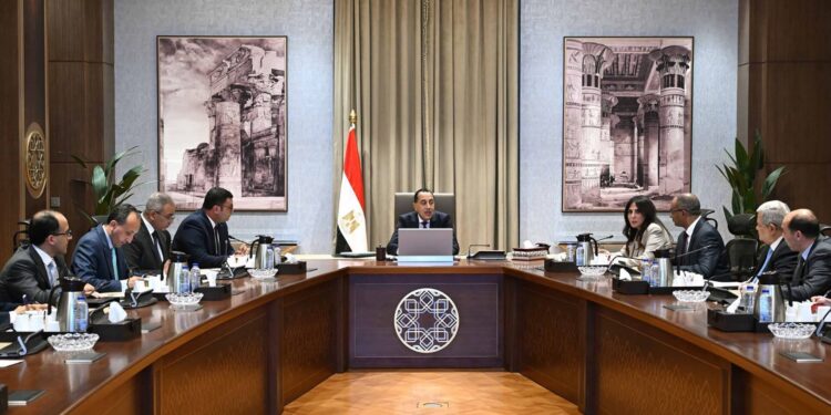 رئيس الوزراء يتابع موقف تنفيذ وتشغيل محطات تحلية المياه في شمال سيناء