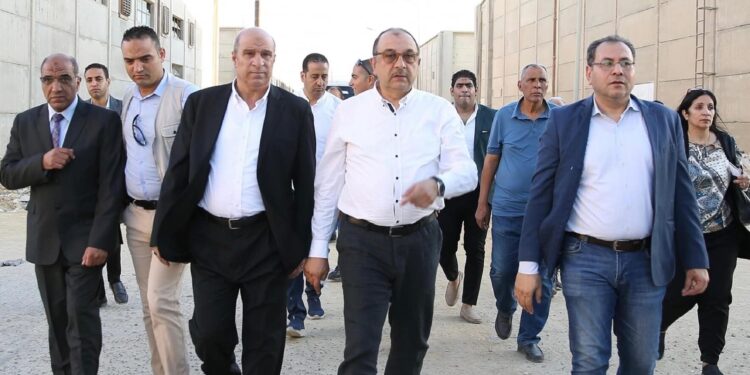 في ختام زيارته للسويس.. وزير قطاع الأعمال العام يجري جولة تفقدية بشركة «ميراتكس» للغزل والنسيج