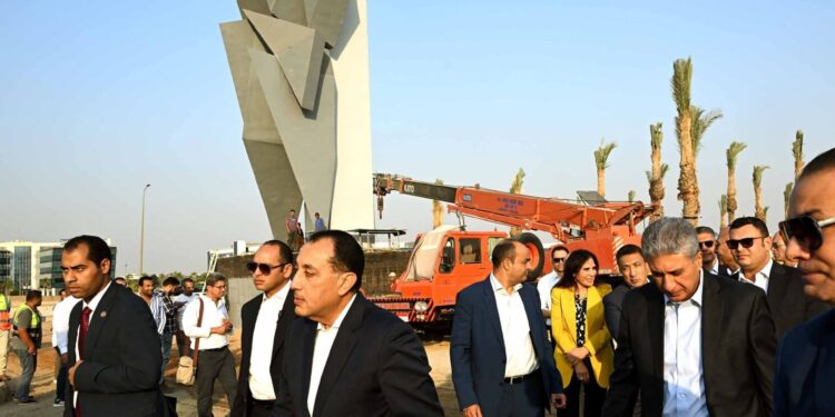 قبل 15 يوماً من احتفالية افتتاحه: رئيس الوزراء يطمئن ميدانيا على الانتهاء من أعمال تطوير المنطقة المحيطة بالمتحف المصري الكبير والطرق المؤدية إليه