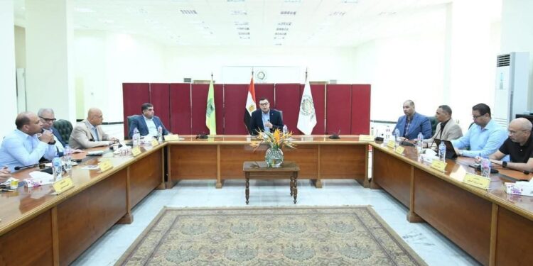 وزير الاسكان يعقد اجتماعًا مع رؤساء 4 أجهزة مدن جديدة بشرق القاهرة لمتابعة ملفات العمل