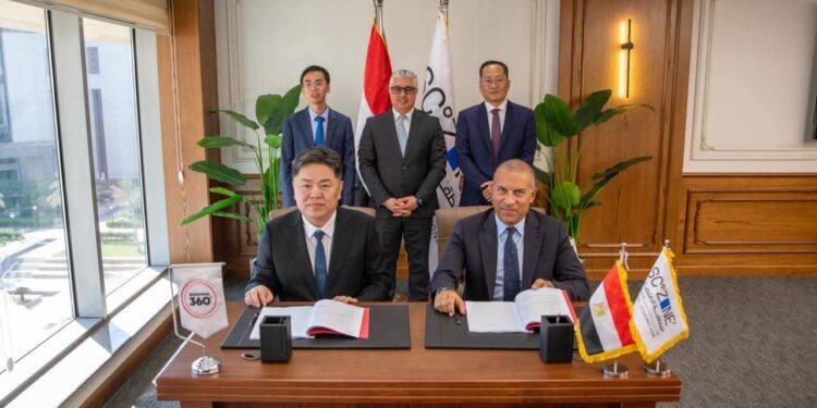 باستثمارات تتجاوز 65 مليون دولار.. رئيس اقتصادية قناة السويس يشهد توقيع عقود 4 مشروعات جديدة بالمنطقة الصناعية بالسخنة