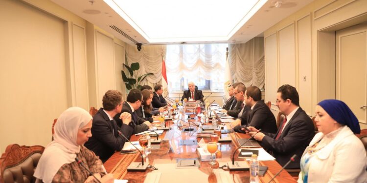 وزير التعليم العالى يبحث مع السفير الفرنسي تطورات العمل بمشروع حرم الجامعة الفرنسية