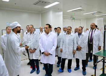 فى إطار خطة استثمارية تقدر بنحو 50 مليون دولار ..رئيس الوزراء يفتتح مصنع شركة «أوبو» العالمية فى مصر لتصنيع الهواتف المحمولة بالعاشر من رمضان