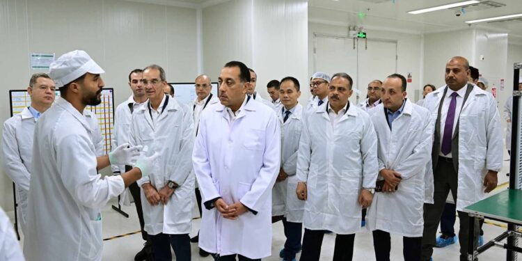 فى إطار خطة استثمارية تقدر بنحو 50 مليون دولار ..رئيس الوزراء يفتتح مصنع شركة «أوبو» العالمية فى مصر لتصنيع الهواتف المحمولة بالعاشر من رمضان