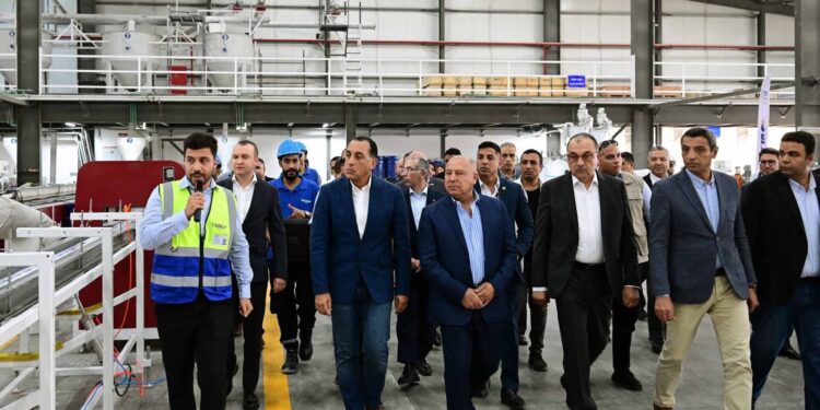 باستثمارات تصل إلى 15 مليون دولار: رئيس الوزراء يفتتح مصنع «أدو مينا لصناعة مواد البناء» بمنطقة السخنة الصناعية