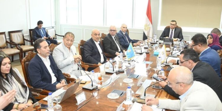 وزير الإسكان يلتقى مسئولى شركة HDP ضمن سلسلة اجتماعات متابعة موقف مبيعات وتسويق المشروعات بالمدن الجديدة
