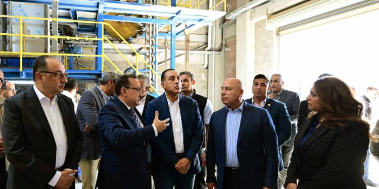 بطاقة إنتاج تصل إلى 60 مليون قفاز طبي سنويًا: رئيس الوزراء يفتتح مصنع «سيناي للمستلزمات الطبية» لتوطين صناعة القفازات الطبية