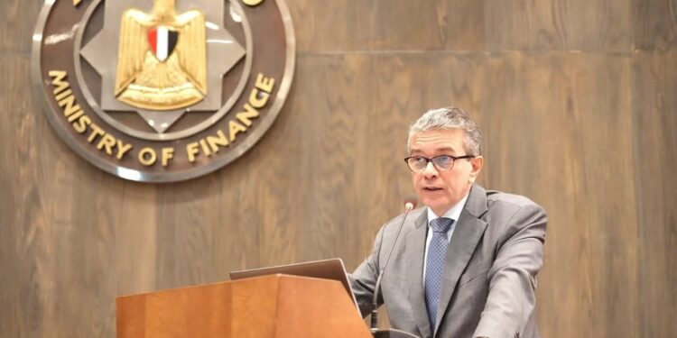 نائب وزير المالية في حوار مفتوح مع ممثلي المجتمع التجاري وشركات الشحن والبريد السريع نعمل على دمج التجارة الإلكترونية بشكل أكبر.. لتعزيز تنوع الاقتصاد المصري