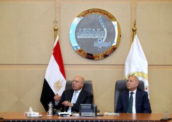  وزير الصناعة يبحث مع مصنعي الأسمنت استمرار تراجع الأسعار وزيادة القدرات الإنتاجية وتشغيل الخطوط المتوقفة