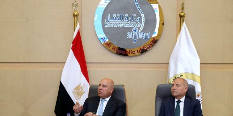 وزير الصناعة يبحث مع مصنعي الأسمنت استمرار تراجع الأسعار وزيادة القدرات الإنتاجية وتشغيل الخطوط المتوقفة